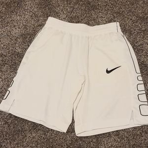 Nike : Basketball Shorts Dri-fit (size L)